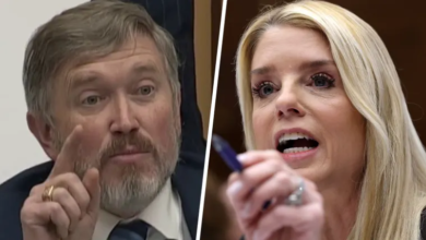 Pam Bondi’s Prepared Insult Flash Cards Exposed by GOP Rep Pam Bondi’s Prepared Insult Flash Cards Exposed by GOP Rep